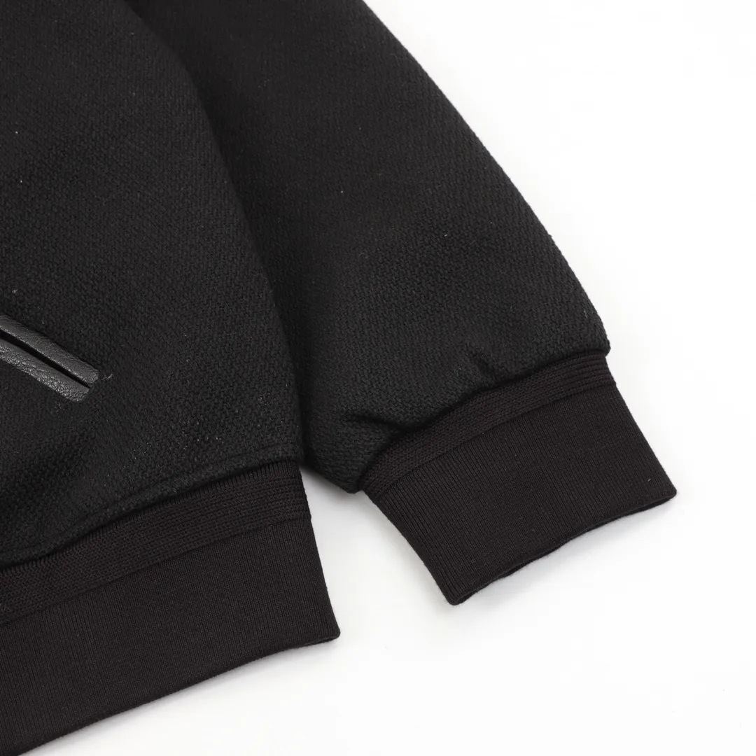 P 710 Saint Laurent Paris/Saint Laurent Classic patchwork leather baseball collar jacket SLP classic color matching patchwork baseball jacket baseball jacket, channel boutique. The most popular baseball jacket for trendy men and trendy women. There are versions at all levels of the market (you must compare the details). The most powerful quality control has been producing and researching baseball uniforms for 7 years. The details are exquisite. With it, you are the most beautiful boy in the world. The paint-coated full-face four-button buckle (button with LOGO), the average weight of the fabric is nearly 900 grams, and it is made of wool + eyeliner blended, custom-woven and dyed wool with high color fastness. The lining is made of silky and delicate cupro fiber material. The lining pocket only has buttons on the right side! Size：46-52